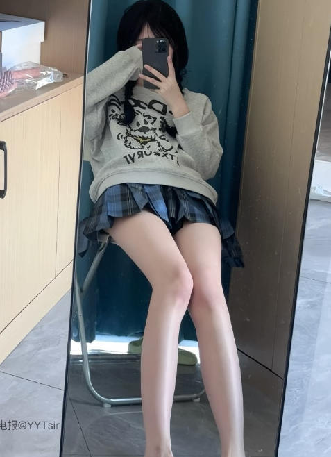 抖音纯欲萝莉【哈吉香/一只香】最新铁粉空间制服热舞合集-泡泡资源